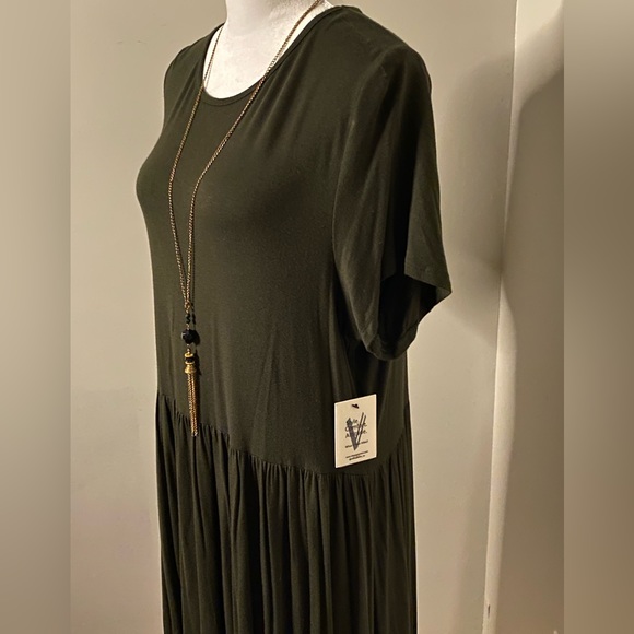 ⭐️🏷️SALE⭐️New Women’s MIDI dress with Necklace Size 1X - Picture 2 of 4
